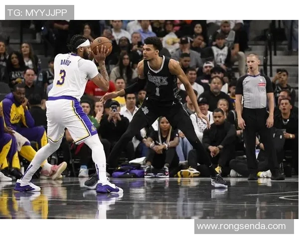 76人对阵篮网库里表现抢眼带领球队争夺季后赛席位